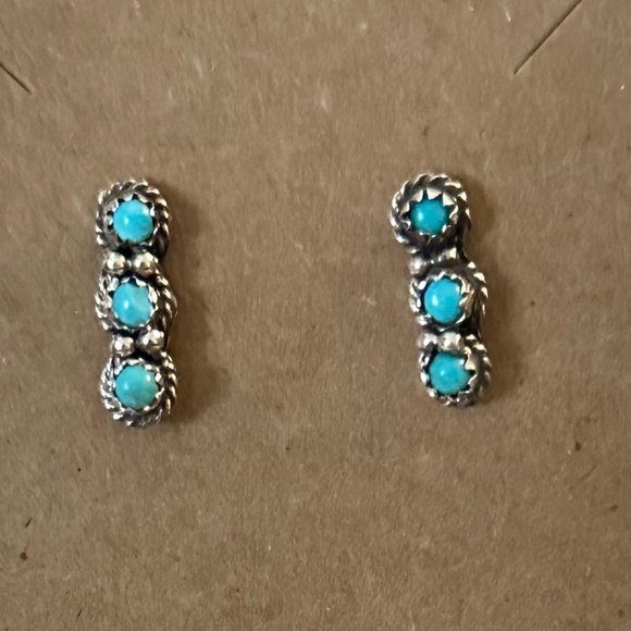 925 - Navajo crafted Sleeping Beauty Blue Turquoise. 3 round stones each earring - Picture 12 of 12